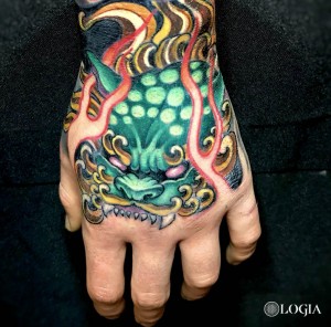 Tatuaje japones a color en la mano Bortolani